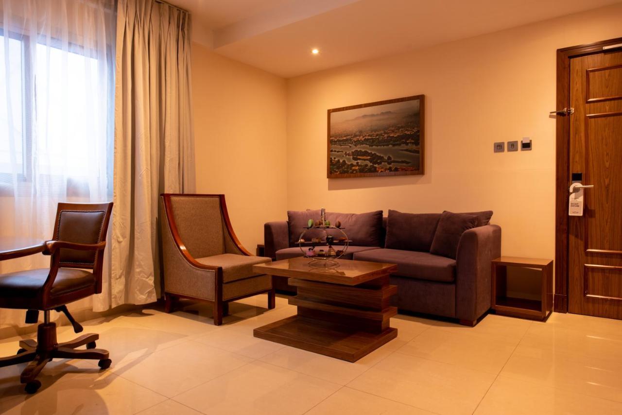 Pyramid Continental Hotel Джуба Екстериор снимка