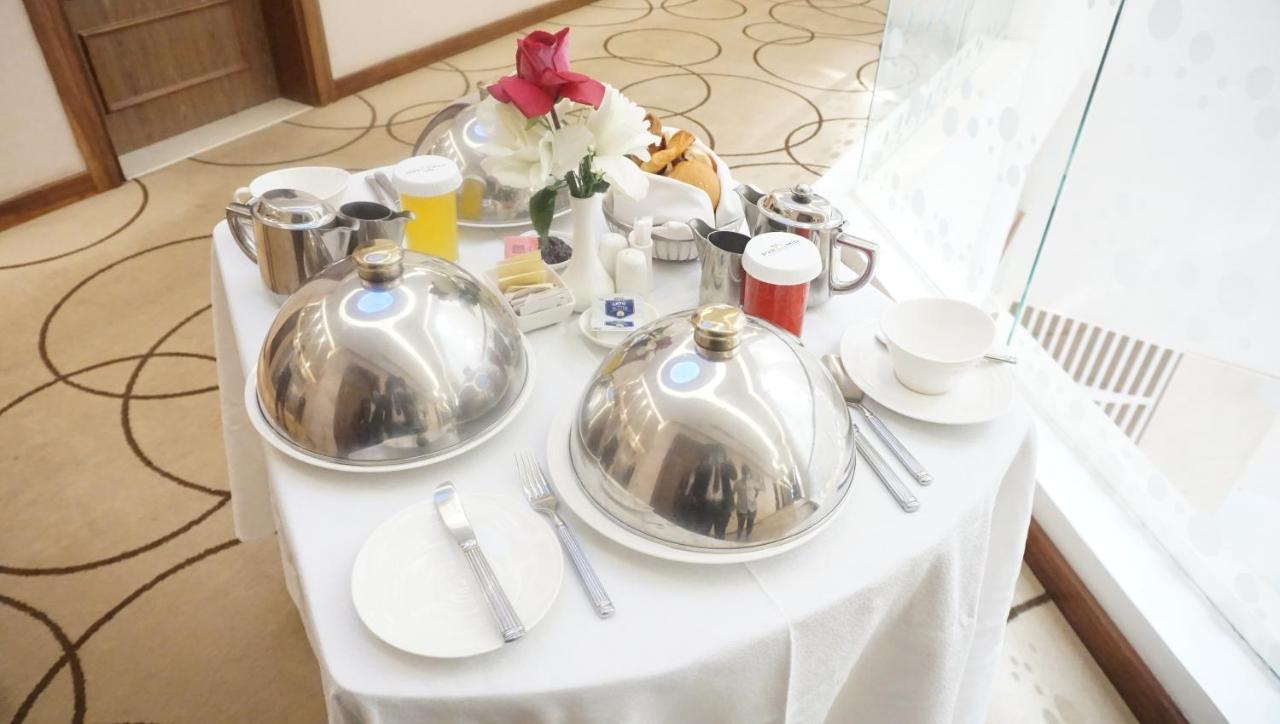 Pyramid Continental Hotel Джуба Екстериор снимка