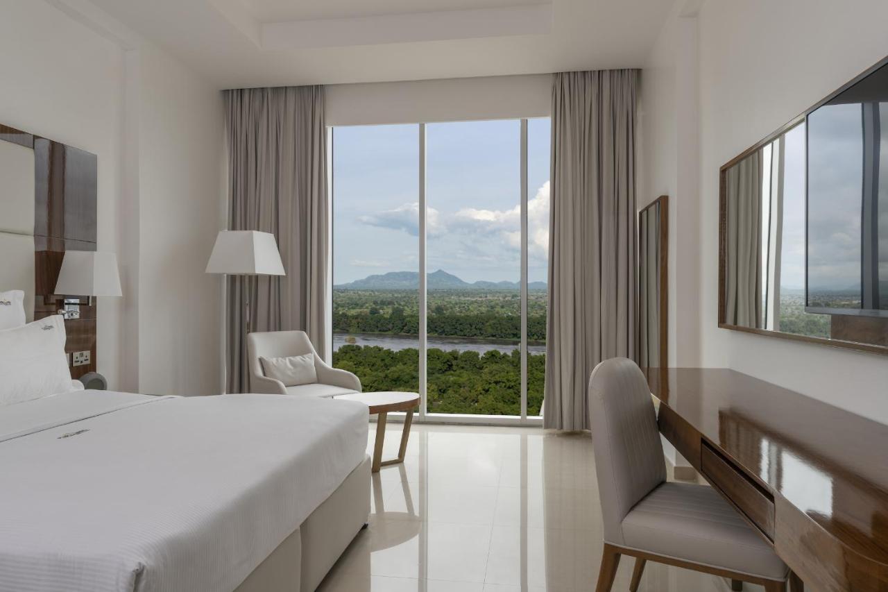 Pyramid Continental Hotel Джуба Екстериор снимка