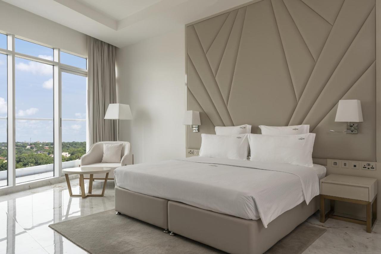 Pyramid Continental Hotel Джуба Екстериор снимка