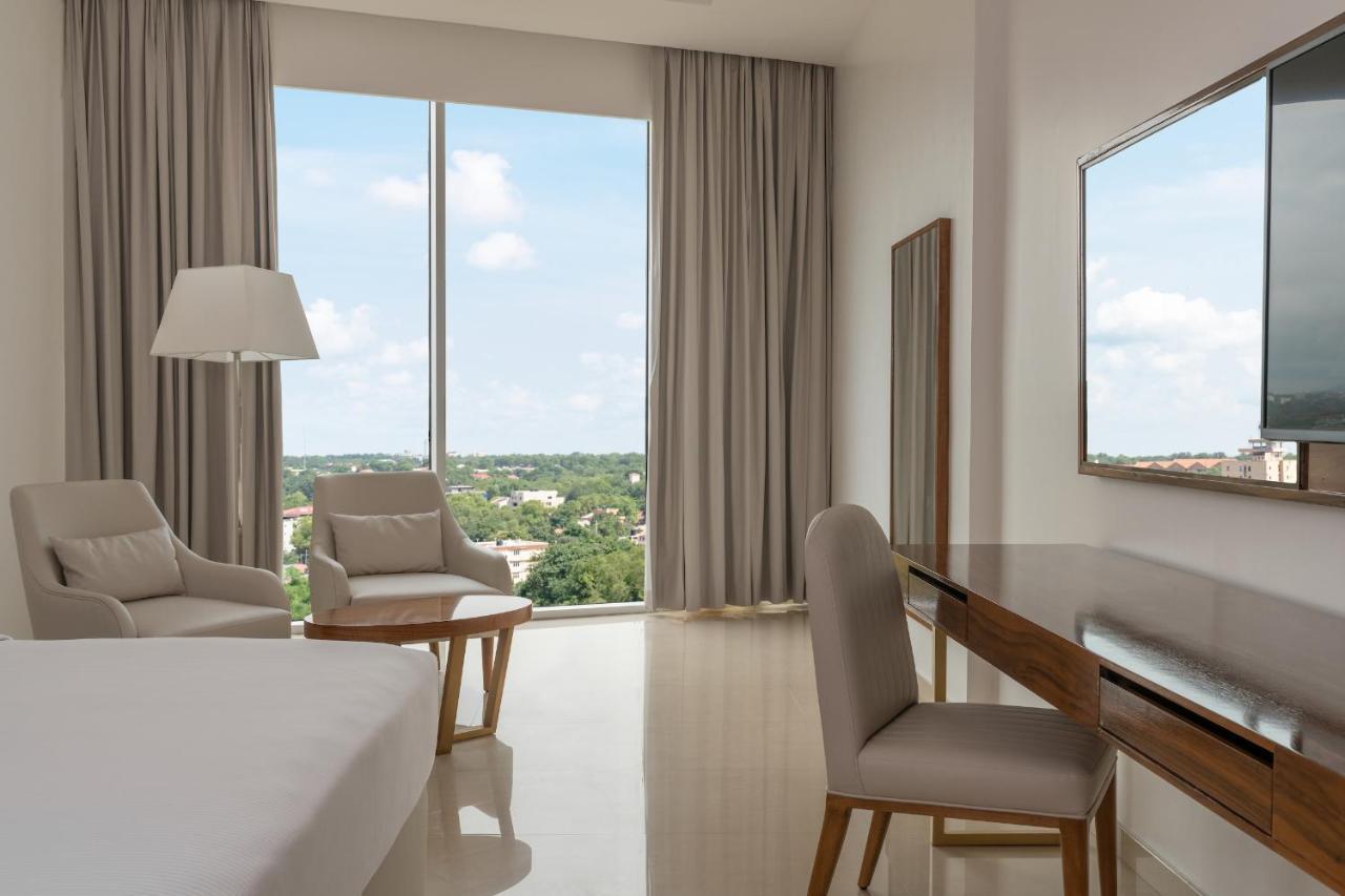 Pyramid Continental Hotel Джуба Екстериор снимка