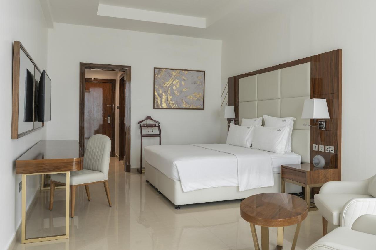 Pyramid Continental Hotel Джуба Екстериор снимка