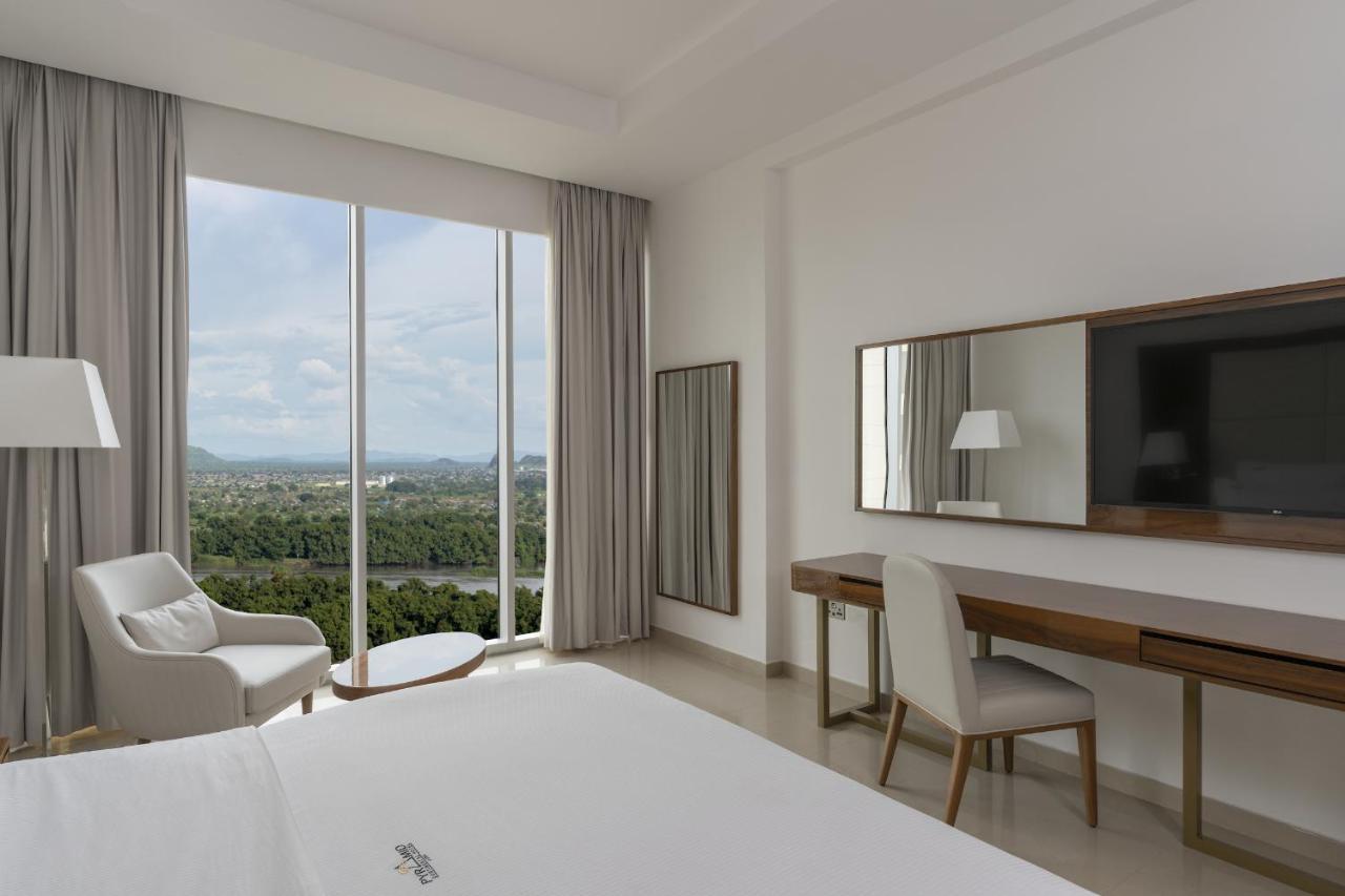 Pyramid Continental Hotel Джуба Екстериор снимка