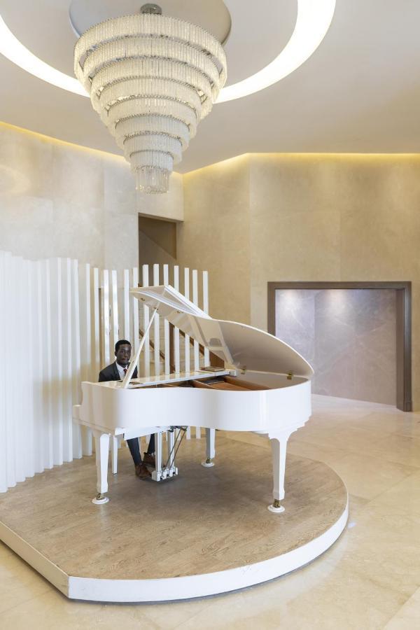Pyramid Continental Hotel Джуба Екстериор снимка