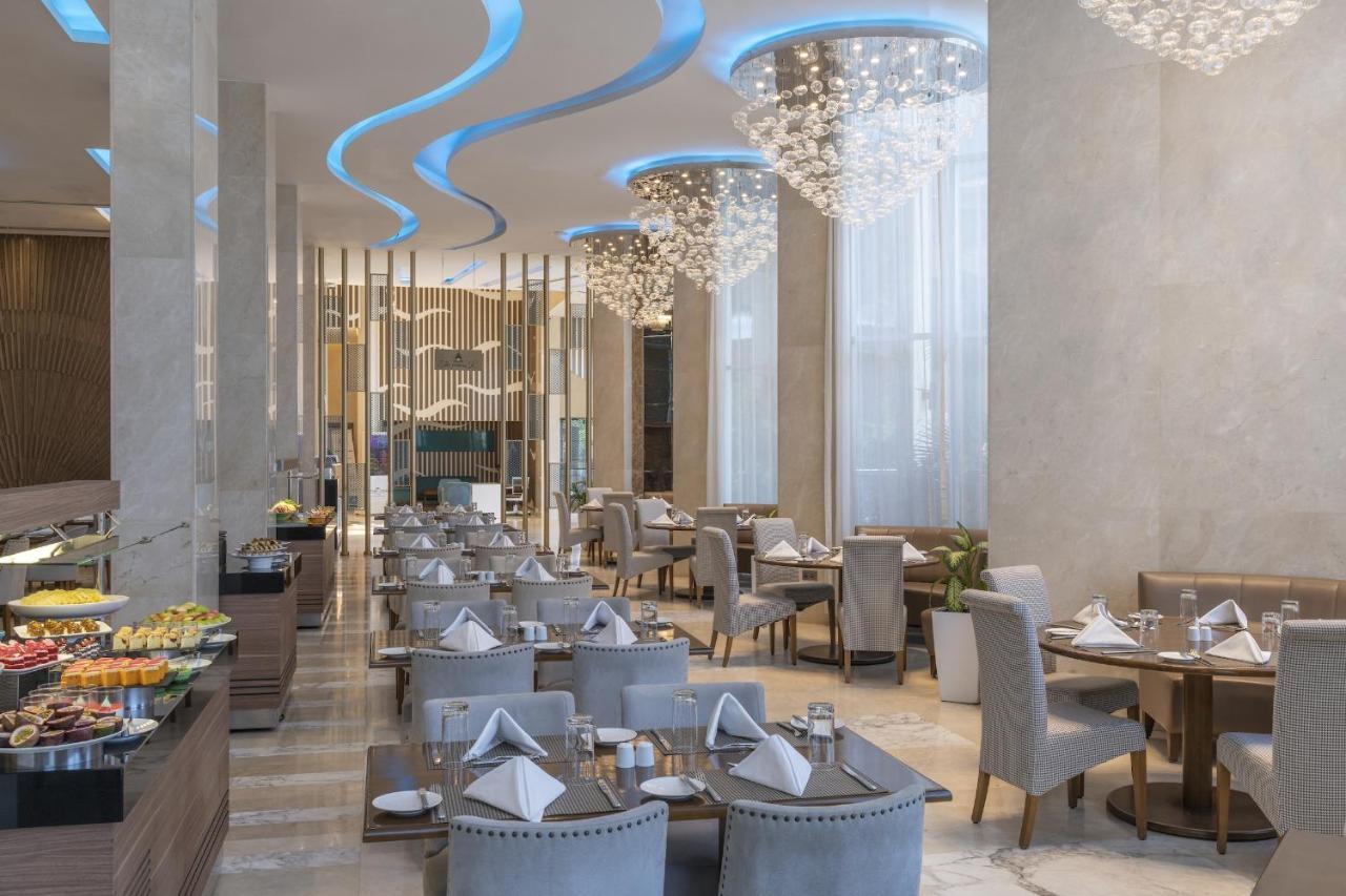 Pyramid Continental Hotel Джуба Екстериор снимка