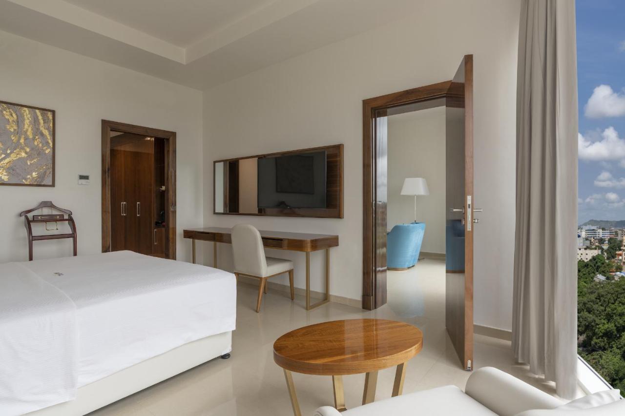 Pyramid Continental Hotel Джуба Стая снимка