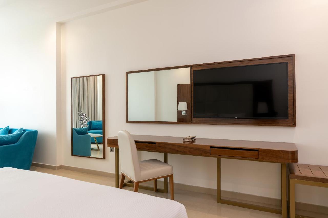 Pyramid Continental Hotel Джуба Екстериор снимка