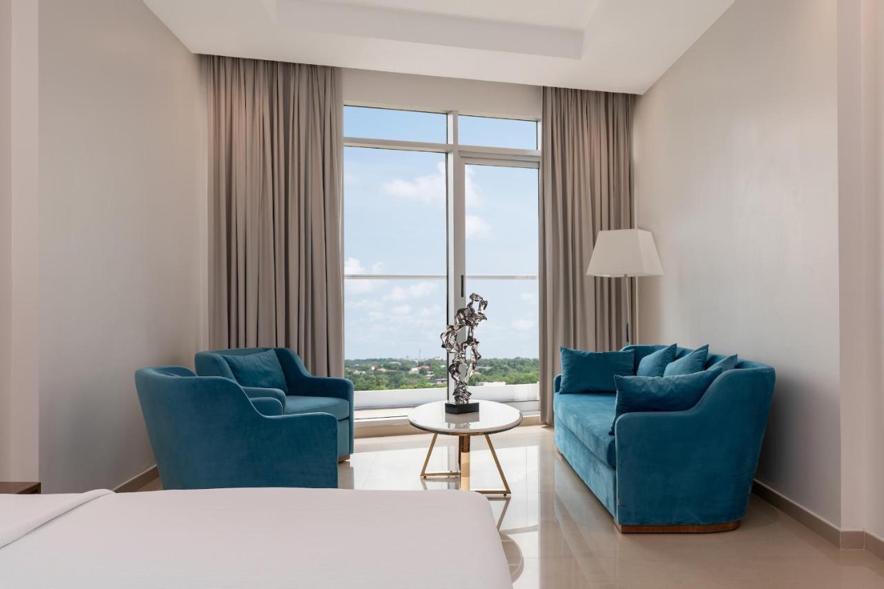 Pyramid Continental Hotel Джуба Екстериор снимка