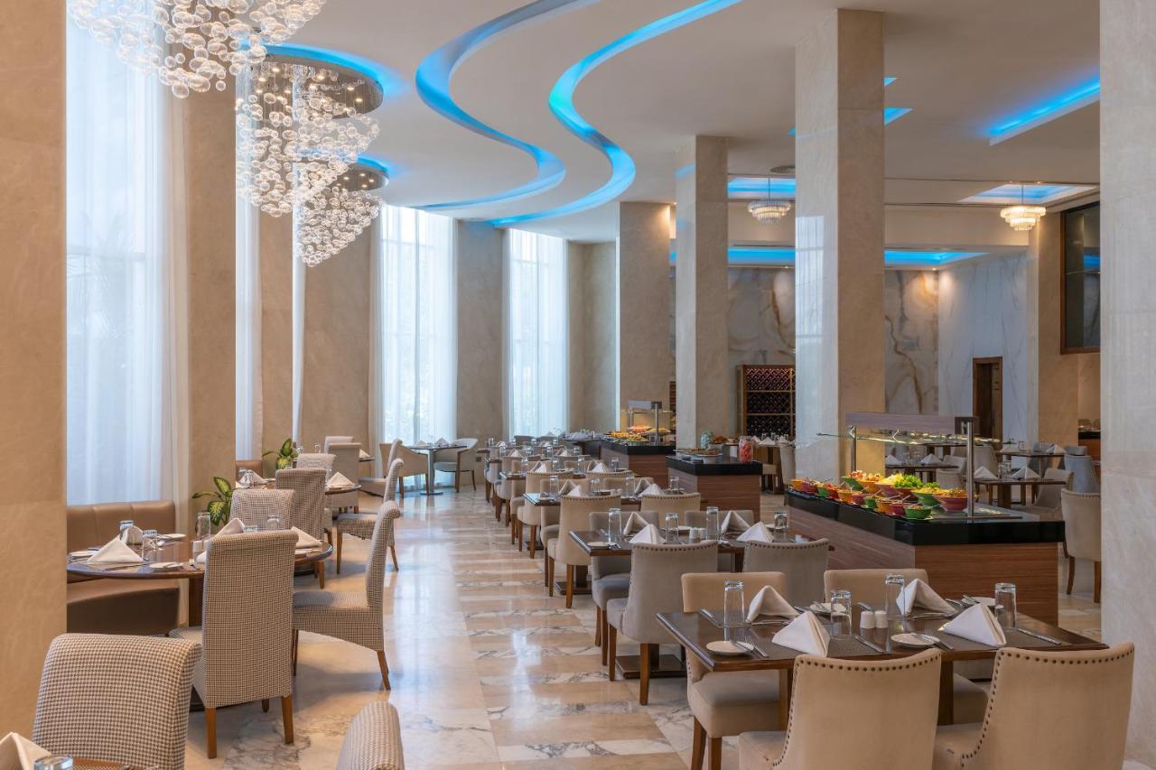 Pyramid Continental Hotel Джуба Екстериор снимка