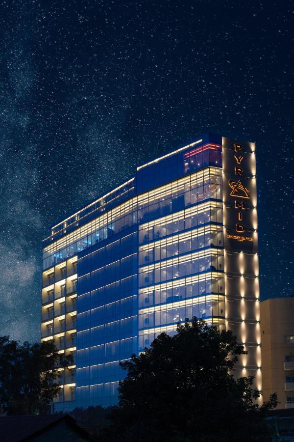 Pyramid Continental Hotel Джуба Екстериор снимка
