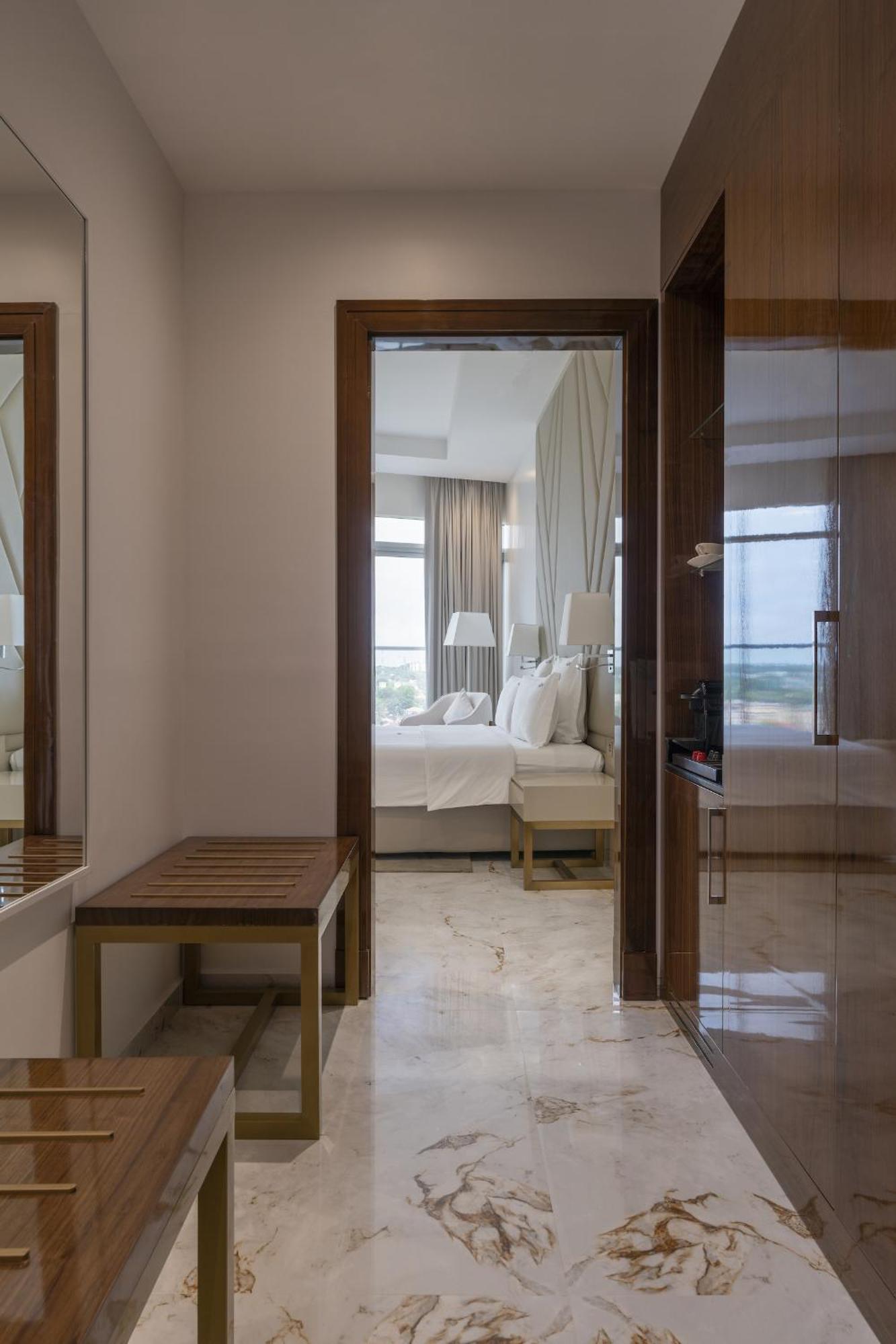 Pyramid Continental Hotel Джуба Стая снимка