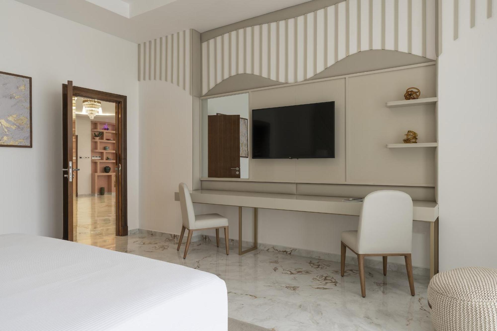 Pyramid Continental Hotel Джуба Стая снимка