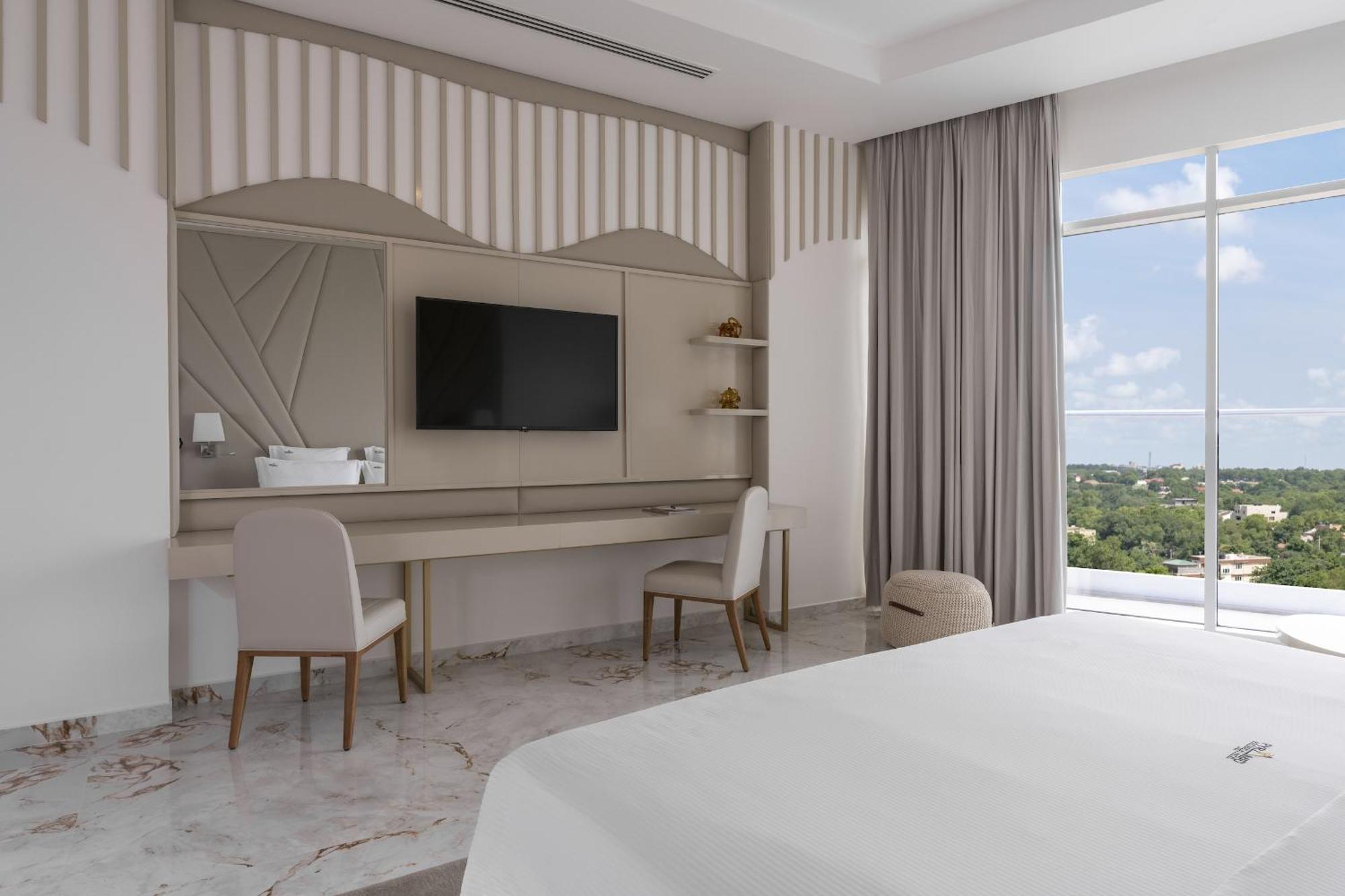Pyramid Continental Hotel Джуба Стая снимка