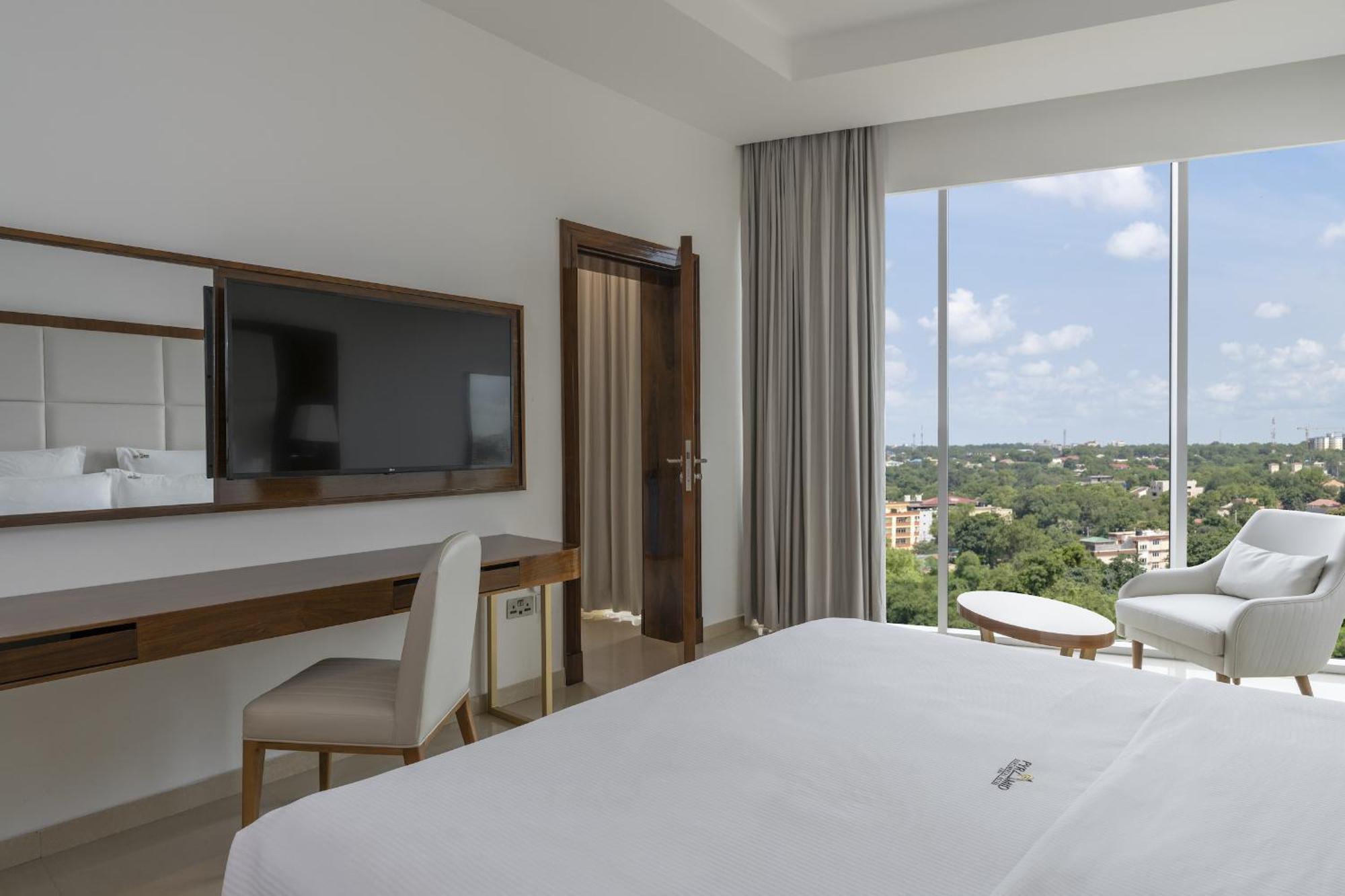 Pyramid Continental Hotel Джуба Стая снимка