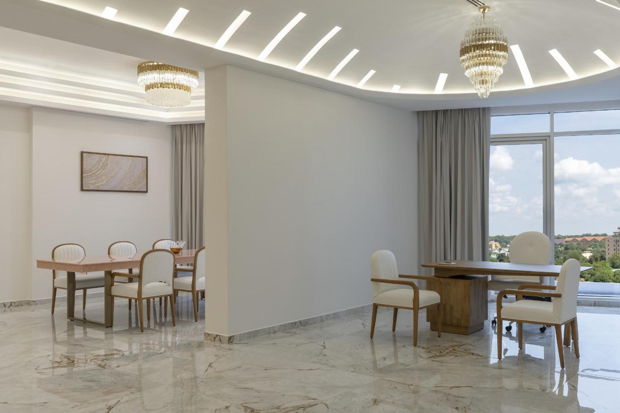 Pyramid Continental Hotel Джуба Стая снимка