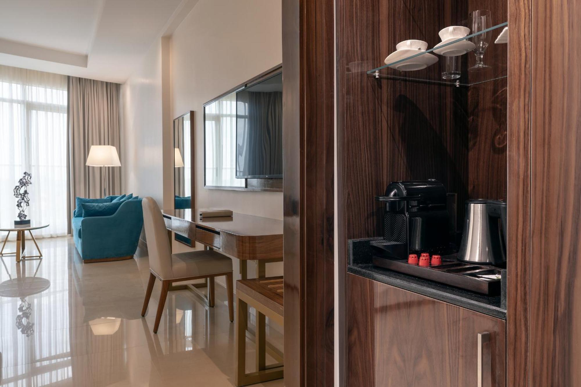 Pyramid Continental Hotel Джуба Стая снимка