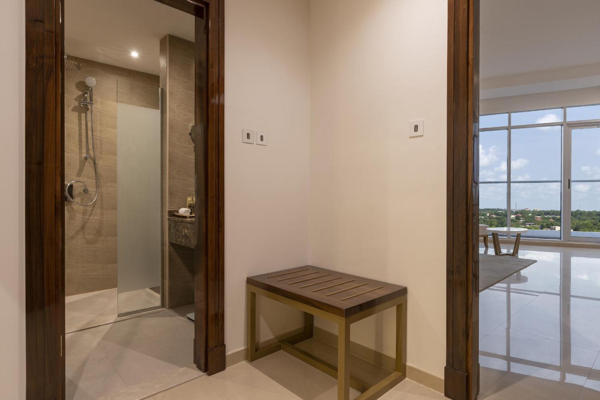 Pyramid Continental Hotel Джуба Екстериор снимка