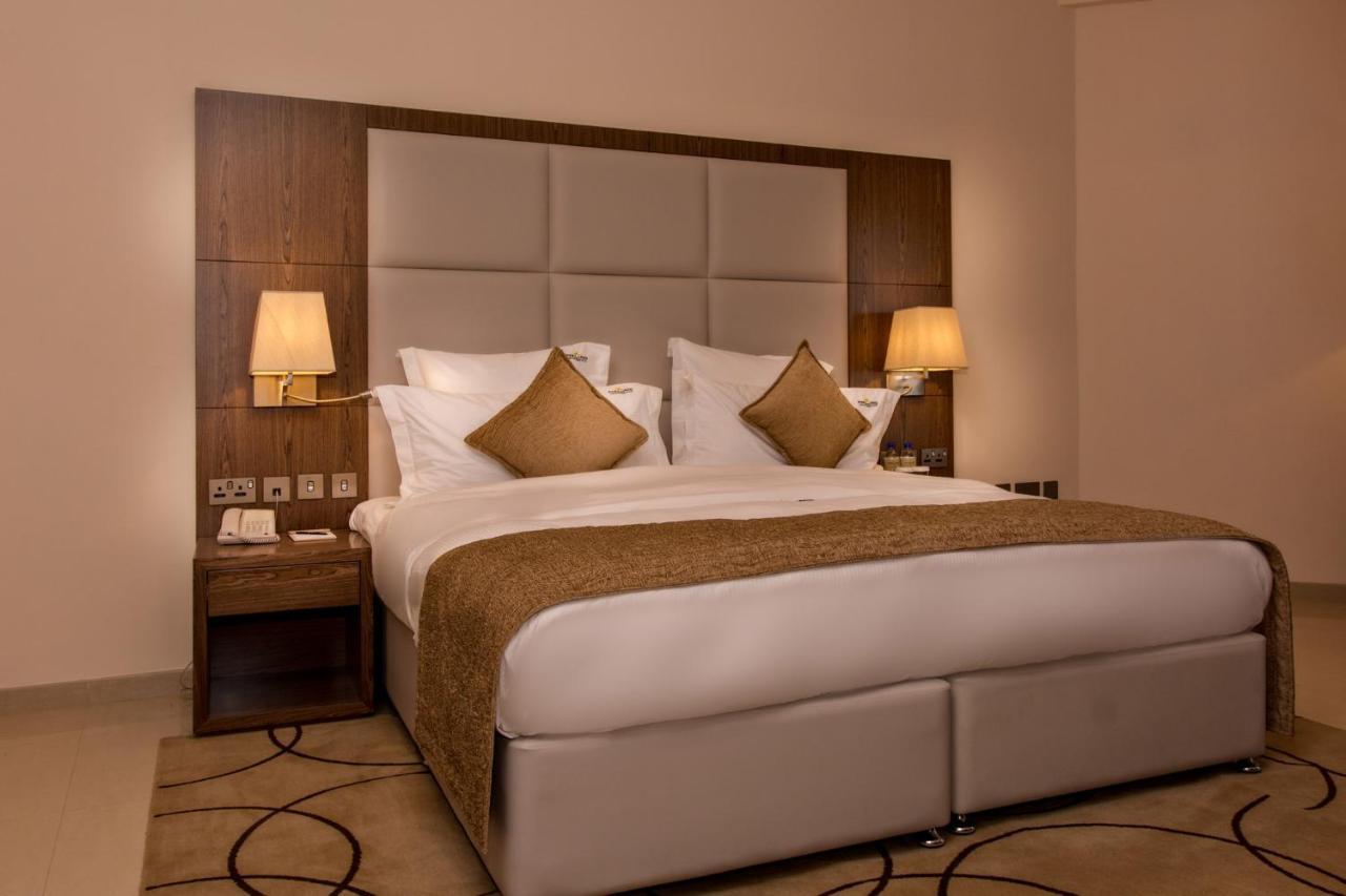 Pyramid Continental Hotel Джуба Екстериор снимка
